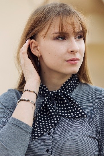 monochromatyczna bluzka z jedwabnym wiazaniem